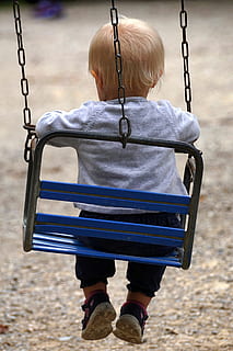 vauva, istuva, swing tuoli, lapsi, keinu, karuselli, vuoro, ilo, hauska, vapaa-, värikäs, liike, piireissä, lapset, sininen, pyöreä, pieni lapsi, lapsuus, leikkikenttä, yksi henkilö, oikeita ihmisiä, takaa, päivä, vapaa-ajan toiminta, ulkoiluvälineet, ketju, keskittyä etualalle, arkinen vaatetus, täyspitkä, viattomuus, tytöt, varhaislapsuus, nuori, ulkona, muotoilu, 5K, CC0, public domain, rojaltivapaa
