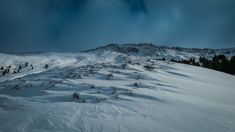 schneebedeckter Berg, Schnee, Winter, Weiß, kalt, Wetter, Eis, Bäume, Pflanzen, Natur, Reise, Abenteuer, Berg, Wanderung, kalte Temperatur, szenen, Schönheit in der Natur, Landschaft, draußen, Ruhe, Umgebung, Szenen - Natur, Himmel, Nicht-städtische Szene, gefroren, weiße Farbe, wolke - himmel, ruhige Szene, keine Leute, Gebirge, Gipfel, Nadelbaum, Kiefernwald, Kiefer, 5K