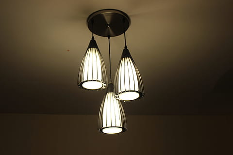 luci, ombra, lampadina, illuminazione, luce, decorativo, splendore, design, raggiante, luminosa, brillante, attrezzatura per l'illuminazione, lampada elettrica, filamento, elettricità, illuminato, in casa, nessuno, luce elettrica, buio, sospeso, luce - fenomeno naturale, caratteristica della parete, paralume, vetro - materiale, avvicinamento, natura morta, interno di casa, soffitto, apparecchio di illuminazione, 5K, CC0, dominio pubblico, privo di copyright