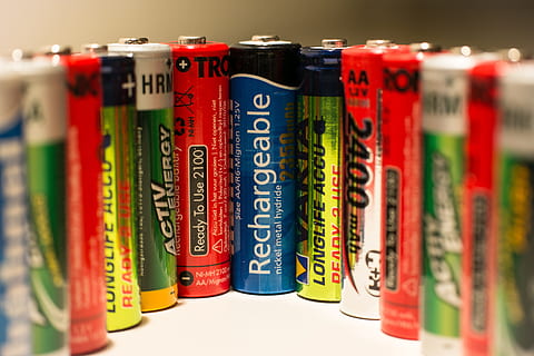 batteria, energia, attuale, elettricamente, Alimentazione elettrica, ricaricabile, multicolore, formazione scolastica, di fila, pubblicazione, variazione, nessuno, scelta, libro, avvicinamento, apprendimento, grande gruppo di oggetti, in casa, messa a fuoco selettiva, cultura artistica e intrattenimento, mensola, rosso, ordine, natura morta, testo, scaffale, 5K, CC0, dominio pubblico, privo di copyright