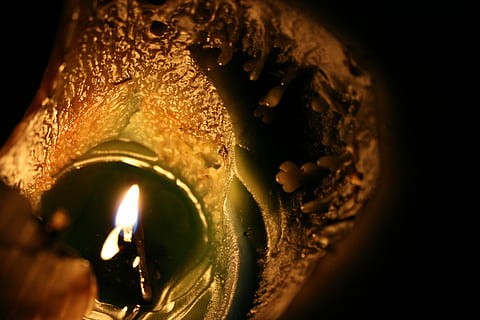 vela, llum, il·luminació, foc, flama, religió, espiritualitat, foc - fenomen natural, primer pla, cremant, cap gent, a l'interior, calor - temperatura, naturalesa, primer pla extrem, tir de l'estudi, fosc, fons negre, celebració, enfocament selectiu, color taronja, brillant, il·luminat, menjar i beguda, fusió, 2K, CC0, domini públic, lliure de regalies
