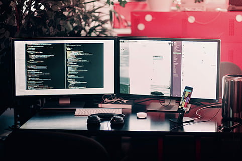 zwei, Flachbildschirme, gedreht, schwarz, Schreibtisch, Flachbildschirm, überwacht, eingeschaltet, weiter weiter, Computerbildschirm, Computer, Technologie, drinnen, Büro, keine Leute, Geschäft, Fernsehgerät, Desktop-PC, Tabelle, Computerausrüstung, Möbel, Kommunikation, Verbindung, Abwesenheit, Kunst, Kultur und Unterhaltung, Tastatur, Musik-, Ausrüstung, Tontechnik, Fokus auf den Vordergrund, 4K, CC0, gemeinfrei, lizenzfrei
