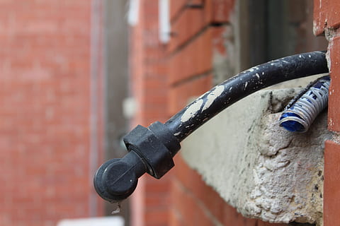 Rohr, Schlauch, Wand, Halfpipe, schwarz, Wasser, Ausrüstung, Tube, System, Backstein, Fokus auf den Vordergrund, die Architektur, Tag, Ziegelwand, Gebäudehülle, gebaute Struktur, Nahansicht, Metall, Wandbau - Funktion, keine Leute, draußen, Wasserhahn, Rohr - Rohr, Verbindung, Wasserrohr, alt, 5K, CC0, gemeinfrei, lizenzfrei