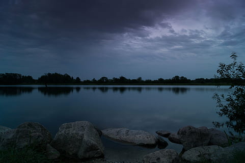 zataženo, tma, svítání, soumrak, jezero, Příroda, moře, odraz, voda, krajina, venku, nebe, scén, les, klid, scenics - příroda, mrak - nebe, klidné scény, krása v přírodě, strom, nikdo, Skála, rock - objekt, pevný, rostlina, idylický, mimoměstské scény, 5K, CC0, veřejná doména, bez autorských práv