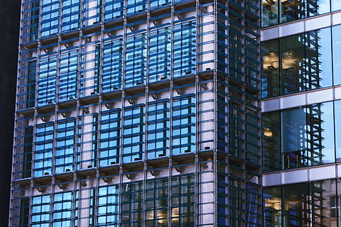edificio in cemento grigio, astratto, architettura, sfondo, costruzione, attività commerciale, design, futuristico, geometrico, Linee, metallo, moderno, ufficio, modello, blu, forma, acciaio, struttura, urbano, finestra, fotogramma intero, sfondi, esterno dell'edificio, struttura costruita, vetro - materiale, città, edificio per uffici esterno, nessuno, Inquadratura dal basso, giorno, riflessione, all'aperto, Business aziendale, grattacielo, 4K, CC0, dominio pubblico, privo di copyright