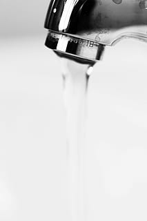 aigua, bany, rentar, higiene, primer pla, abocament, moviment, menjar i beguda, tirar, beure, còpia espai, aixeta, a l'interior, cap gent, equipament per a la llar, naturalesa, refresc, pica, casa, tir de l'estudi, aigua corrent, puresa, que flueix, caient aigua, aigua que flueix, 5K, CC0, domini públic, lliure de regalies