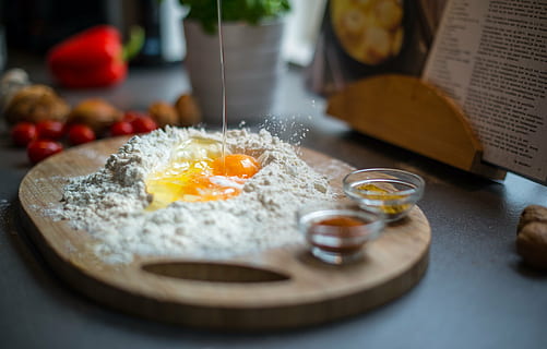selektif, fotografi fokus, mentah, telur, terkepung, tepung, pemecahan, adonan, dapur, resep, memasak, makanan, putih, kulit, bahan, kuning telur, protein, sarapan, toko roti, membakar, segar, talenan, rempah-rempah, paprika, kemangi, lezat, gandum, buku memasak, makanan dan minuman, tidak ada orang, telor goreng, piring, dalam ruangan, telur mata sapi, makan sehat, kesegaran, goreng, siap untuk dimakan, kesejahteraan, merapatkan, makan, fokus selektif, meja, peralatan dapur, peralatan Rumah tangga, godaan, balapecah, 5K, CC0, domain publik, bebas royalti