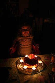 candela, fiamma, compleanno, celebrazione, ardente, guardando la fotocamera, una persona, ritratto, fuoco, illuminato, ragazze, buio, in casa, donne, vista frontale, bambino, infanzia, femmine, stili di vita, attrezzatura per l'illuminazione, 2K, CC0, dominio pubblico, privo di copyright