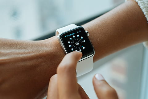 persoană, purtare, argint inteligent, ceas inteligent, măr, tehnologie, stil, Modă, inteligent, mobil, afişa, gadget, ecran, atingere, cerere, aplicaţia, dispozitiv, electronic, digital, Afaceri, interfață, modern, fără fir, ceas, mobilitate, timp, mass-media, mesaj, încheietura, buton, intelect, social, proiecta, ceas de mână, Internet, purta, mână, șablon, umană, partea corpului uman, adult, o persoana, tânăr adult, conexiune, în interior, tehnologia fără fir, a închide, comunicare, parte a corpului, femei, arta culturii și divertismentului, să se concentreze asupra primelor elemente, femei tinere, deget, 4K, CC0, domeniu public, fără drepturi de autor