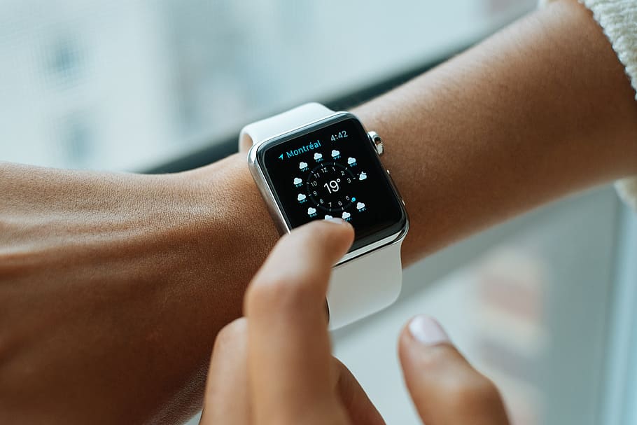 person, iført, sølv smartwatch, smartklokke, eple, teknologi, stil, mote, smart, mobil, vise, gadgeten, skjerm, ta på, applikasjon, app, enhet, elektronisk, digitalt, virksomhet, grensesnitt, moderne, trådløst, klokke, mobilitet, tid, media, budskap, håndledd, knapp, intellekt, intelligent, sosial, design, armbåndsur, internett, ha på, hånd, mal, menneskelig hånd, menneskelig kroppsdel, voksen, én person, ung voksen, forbindelse, innendørs, trådløs teknologi, nærbilde, kommunikasjon, kroppsdel, kvinner, kunstkultur og underholdning, fokusere på forgrunnen, unge kvinner, finger, 4K
