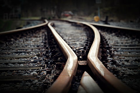 selektiv, fokus foto, Brun, beton, jernbane, spore, blød, syntes, jernbanetrafik, Jernbanestation, tog, junction, grus, jernbane skinner, landskab, Trafik, rusted, jernbane bånd, gammel, Grænseværdi, mystisk, jernbanespor, transportmidler, stål, jernbanetransport, ingen mennesker, metal, selektiv fokusering, fokus på forgrunden, forbindelse, rusten, transportform, offentlig transport, tæt på, korsvej, retning, vejkrydsning, dag, udendørs, jernbane slips, overflade niveau, shunting yard, 5K, CC0, offentligt domæne, royaltyfrie