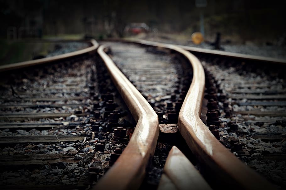 selectiu, foto del focus, marró, concret, ferrocarril, pista, suau, semblant, trànsit ferroviari, estació de tren, tren, cruïlla, grava, rails de ferrocarril, paisatge, trànsit, rovellat, vincles de ferrocarril, vell, llindar, místic, vies del ferrocarril, transport, acer, transport per ferrocarril, cap gent, metall, enfocament selectiu, centrar-se en primer pla, connexió, manera de transport, transport públic, primer pla, direcció, intersecció de carreteres, dia, a l'aire lliure, corbata de ferrocarril, nivell superficial, pati de maniobra, 5K