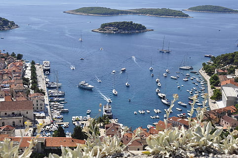 sortiert, Boote, angedockt, tagsüber, hvar, Dalmatien, Insel, Sommer-, Urlaub, Meer, adriatisches Meer, Küste, Europa, Luftaufnahme, Strand, Hafen, Wasser, High Angle View, Wasserfahrzeug, Gebäudehülle, die Architektur, Natur, gebaute Struktur, Tag, keine Leute, Transport, Schönheit in der Natur, Pflanze, Segelboot, Transportmittel, Land, Stadt, Baum, draußen, Yacht, Bucht, 1080P, CC0, gemeinfrei, lizenzfrei