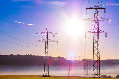 schwarz, elektrisch, Türme, Blau, Himmel, tagsüber, Stromleitungen, obere Zeilen, Strommasten, Hochspannung, Sonnenaufgang, Wolken, Nebel, Herbstnebel, Morgenstunde, Energie, Stromleitung, Elektrizität, aktuell, Linie, Landschaft, Netzteil, Pylon, verstärken, Dämmerung, Sonne, Technologie, Linseneffekt, Sonnenuntergang, Kraftstoff- und Stromerzeugung, Sonnenlicht, Natur, Schönheit in der Natur, Umgebung, keine Leute, Strommast, Szenen - Natur, Kabel, Wasser, Verbindung, Sonnenstrahl, draußen, lila, hell, 2K, CC0, gemeinfrei, lizenzfrei
