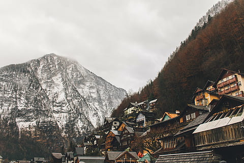 Marrone, giallo, di legno, case, montagna, bianca, davanti, grigio, collina, rocce, montanaro, paesaggio, natura, villaggio, nube, cielo, catena montuosa, giorno, nuvola - cielo, la neve, all'aperto, architettura, esterno dell'edificio, inverno, struttura costruita, costruzione, temperatura fredda, bellezza nella natura, persone reali, albero, Casa, scenics - natura, pianta, città, montagna innevata, 5K, CC0, dominio pubblico, privo di copyright