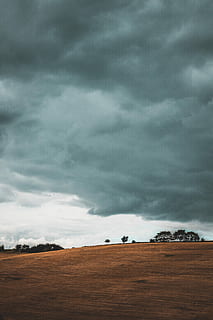 landskabsfoto, træ, bjerg, Brun, jordfelt, overskyet, himmel, Sky, Mark, spor, raincloud, grå, afgrøde, horisont, natur, jord, mørk, sky - himmel, miljø, landskab, scenics - natur, skønhed i naturen, rolig scene, storm, ingen mennesker, ro, storm sky, landlige scene, landbrug, dag, horisont over land, udendørs, ildevarslende, 5K, CC0, offentligt domæne, royaltyfrie