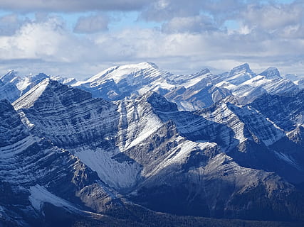snø, avkortet, fjellkjede, skyet, skies, rockies, kaskade fjell, robust, bergarter, Alberta, banff, topper, natur, høy, kald, Canada, vest, fjell, scenics, blå, snødekte fjell, full ramme, ingen folk, fjelltopp, landskap, naturskjønnhet - natur, sky - himmel, kaldtemperatur, skjønnhet i naturen, himmel, vinter, miljø, rolig scene, ro, dag, ikke-urbane scene, fysisk geografi, utendørs, dannelse, 5K, CC0, offentlig domene, opphavsrett gratis