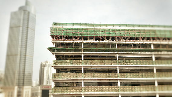 construcció, edifici, ciutat, construcció d'edificis, lloc, construir, treballar, arquitectura, constructor, desenvolupament, urbà, estructura, treballador, concret, alt, lloc de construcció, enginyer, projecte, acer, contractista, enginyeria, propietat, seguretat, infraestructura, ciment, construït, gratacels, estructura construïda, exterior de l'edifici, industria de la construcció, escena urbana, torre, exterior d’edifici d’oficines, modern, cap gent, bastides, dia, vista d’angle baix, oficina, naturalesa, a l'aire lliure, cel, districte financer, apartament, 5K, CC0, domini públic, lliure de regalies