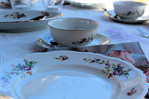 tasses, te d'alta qualitat, placa, tè de tarda, menjar i beguda, cap gent, bol, dia, a l'interior, taula, vaixella, tassa, plat, beure, menjar, tassa de te, te, frescor, te - beguda calenta, refresc, beguda calenta, natura morta, primer pla, ceràmica, motiu floral, tetera, configuració, 4K, CC0, domini públic, lliure de regalies