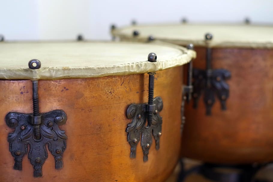 bateria, vell, instruments, antiguitat, pell, música, jugar, tambor, instrument musical, instrument de percussió, material de fusta, cap gent, centrar-se en primer pla, primer pla, dia, art i artesania, marró, artesania, enfocament selectiu, metall, forma, cultura i entreteniment artístic, resistent, a l'aire lliure, viatjar, 5K