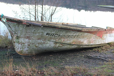 Boot, See, gebrochen, Ruderboot, Wasser, gerettet, Wasserfahrzeug, Transportmittel, Transport, verlassen, Natur, Tag, keine Leute, festgemacht, Land, alt, Baum, Schiff, Pflanze, beschädigt, Ablehnen, Strand, Himmel, obsolet, draußen, Verschlechterung, Fischerboot, ruiniert, 5K, CC0, gemeinfrei, lizenzfrei