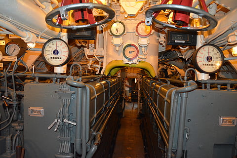 sub, alemán, uboat, militar, guerra, ww2, adentro, transporte, tecnología, fábrica, industria, nadie, maquinaria, equipo, modo de transporte, parte de maquina, arquitectura, válvula, calibre, metal, conexión, tubo - tubo, gran grupo de objetos, enviar, reloj, interior del vehículo, línea de producción, válvula de la máquina, equipo industrial, 4K, CC0, dominio público, libre de derechos