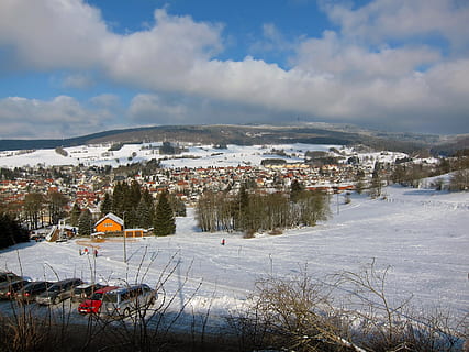 Brotterode, Deutschland, Landschaft, szenisch, Himmel, Wolken, Winter, Schnee, Eis, Stadt, Dorf, Gebäude, die Architektur, städtisch, Feld, Berge, Wald, Bäume, Autos, Land, Natur, draußen, kalte Temperatur, Gebäudehülle, Haus, keine Leute, wolke - himmel, gebaute Struktur, Baum, Pflanze, Tag, Berg, Umgebung, Szenen - Natur, Schönheit in der Natur, schneebedeckter Berg, 2K, CC0, gemeinfrei, lizenzfrei