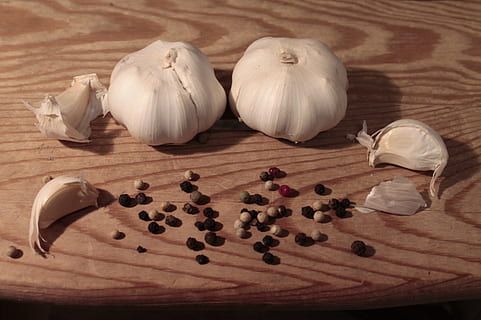 Knoblauch, Pfeffer, Holz, Mittelmeer, Lebensmittel, aromatisch, Knoblauchzehen, Essen, Gewürze, Essen und Trinken, würzen, Frische, Zutat, Tabelle, drinnen, Wohlbefinden, gesundes Essen, Stillleben, Gemüse, Holz - Material, schwarzes Pfefferkorn, keine Leute, High Angle View, Nahansicht, Schneidbrett, Vorbereitung, große gruppe von gegenständen, Knoblauchzehe, Kardamom, 2K, CC0, gemeinfrei, lizenzfrei