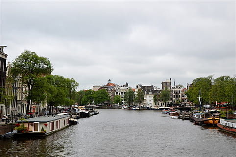 amsterdam, Olanda, architettura, orizzonte, città, paesaggio urbano, costruzione, punto di riferimento, urbano, panoramico, scenario, centro, metropoli, edifici, metropolitano, acqua, esterno dell'edificio, nave nautica, mezzi di trasporto, struttura costruita, modo di trasporto, cielo, nuvola - cielo, albero, natura, lungomare, pianta, fiume, giorno, destinazioni di viaggio, nessuno, all'aperto, aereo passeggeri, 1080P, CC0, dominio pubblico, privo di copyright
