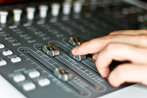 henkilö, tilalla, musta, audio-, mikseri, ääni-studio, radio, taajuuskorjain, ääni, ääniraita, korkeudet, diskantti, basso, äänisekoitin, ihmisen käsi, ihmiskehon osa, äänitysstudio, äänen tallennuslaitteet, musiikki, sekoittaminen, tekniikka, ohjaus, lähikuva, käsi, yksi henkilö, viestintä, valikoiva tarkennus, äänilaitteet, sisällä, aikuinen, ruumiin osa, yhteys, taiteen kulttuuri ja viihde, studio, langaton tekniikka, sormi, näppäimistö, paina nappia, sähkölaitteet, 5K, CC0, public domain, rojaltivapaa