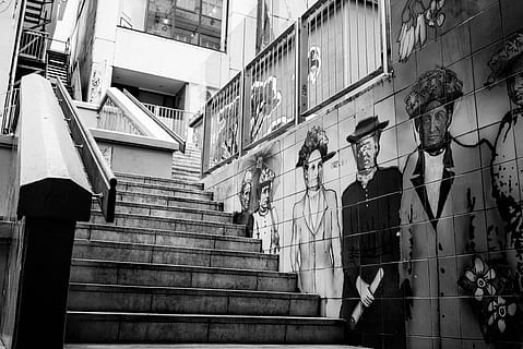 Graustufenfoto, Graffiti, Treppenbereich, Treppe, städtisch, Farbe, Kunst, Stadt, Lebensstil, Straße, Schritte, Mann, modern, draußen, Stil, Menschen, aktiv, Sitzung, Sommer-, Jugend, glücklich, beiläufig, Beton, die Architektur, gebaute Struktur, Gebäudehülle, Stufen und Treppen, Flachwinkelansicht, Gebäude, Geländer, Tag, echte Menschen, Männer, Fenster, Frau, Lebensstile, 5K, CC0, gemeinfrei, lizenzfrei