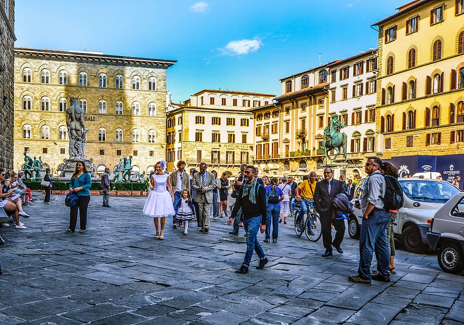 mennesker, gå, Brun, beton, bygninger, Firenze, bryllup, by, Italien, scene, kvinde, barn, lykkelig, arkitektur, by-, gade, piazza, Europa, Rådhusplads, urban scene, berømte sted, historie, turist, turisme, bygning udvendig, bygget struktur, menneskemængde, stor gruppe mennesker, byliv, herrer, gruppe af mennesker, rigtige mennesker, Kvinder, rejsemål, himmel, bygning, voksen, brosten, udendørs, 2K