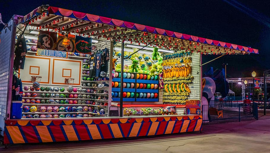 arcade del parc temàtic, stand, arcade, joc, Parc d'atraccions, nit, llums, jugar, jocs, oci, diversió, entreteniment, estil de vida, venda al detall, botiga, il·luminat, arquitectura, elecció, multicolor, supermercat, arranjament, gran grup d'objectes, variació, compres, estructura construïda, cap gent, mercat, menjar i beguda, ciutat, exterior de l'edifici, menjar, decoració, consumisme, 4K