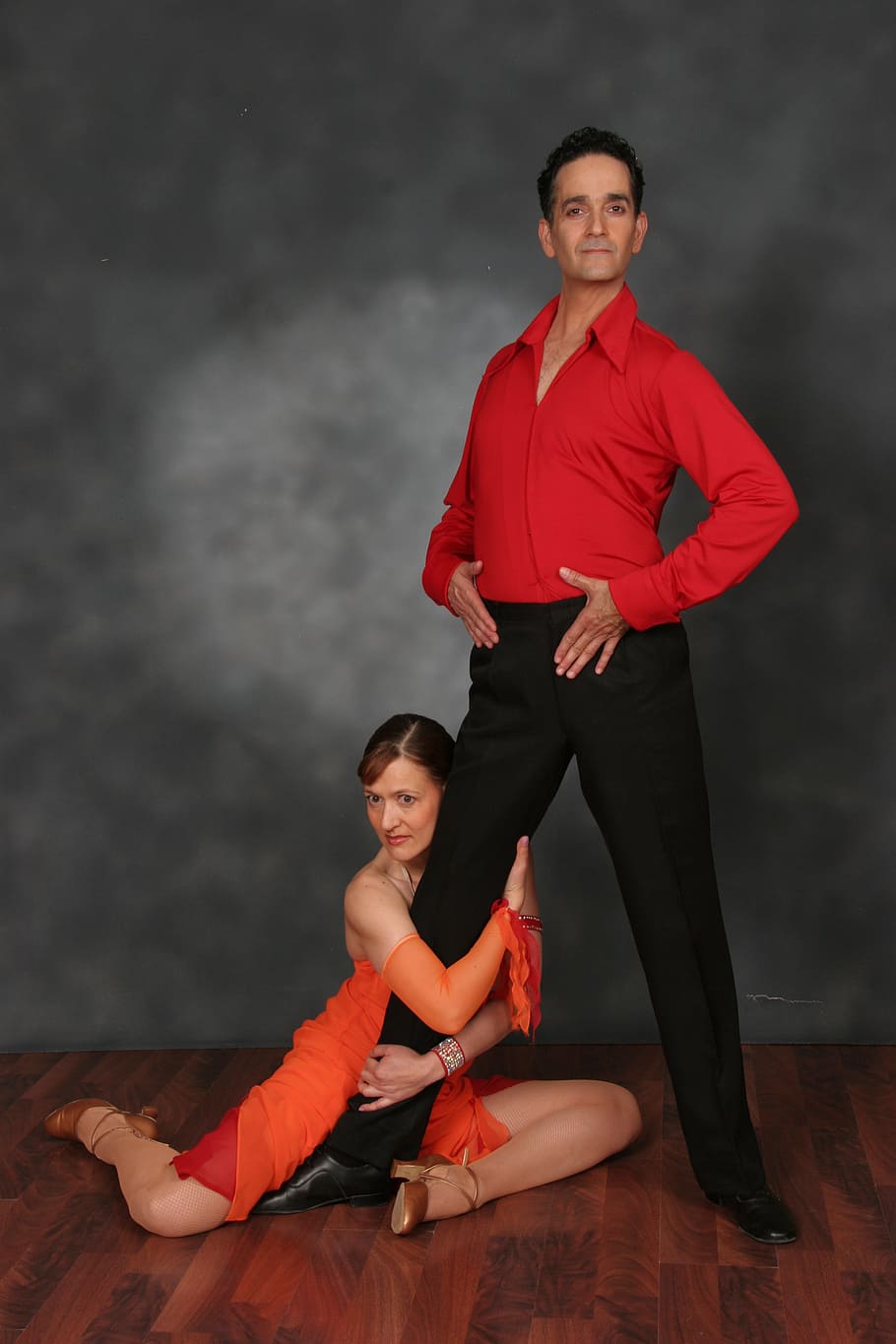 home, ballarina de dona, posant, sala de ball, llatí, ballant, balls de saló, parella ballant, elegància, tango, parella, dansa, estil, mirant la càmera, longitud completa, estils de vida, retrat, exercici, persones reals, a l'interior, adult jove, dues persones, estil de vida saludable, vista frontal, somrient, activitat d'oci, dones, home jove, practicant, confiança, homes, vermell, habilitat, sòls, parella - relació, 2K