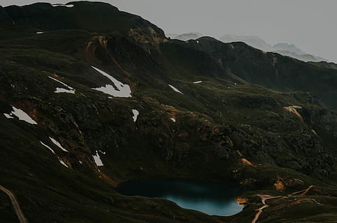 Antenne, Fotografie, Grün, Berg, High-Angle-Fotografie, See, Felsen, Schnee, Bäume, Reise, erkunden, Jeep-Tour, Abenteuer, Gipfel, Wald, Szenen - Natur, Wasser, Schönheit in der Natur, Rock, Umgebung, Ruhe, ruhige Szene, Rock - Objekt, Nicht-städtische Szene, solide, Himmel, keine Leute, Natur, Gebirge, Land, Landschaft, Tag, idyllisch, draußen, Formation, 2K, CC0, gemeinfrei, lizenzfrei