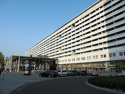 prefabbricato, ddr, Dresda, città, GDR-edifici, architettura, Sassonia, struttura costruita, esterno dell'edificio, auto, veicolo a motore, mezzi di trasporto, modo di trasporto, costruzione, cielo, cielo sereno, giorno, veicolo terrestre, natura, strada, quartiere residenziale, all'aperto, edificio per uffici esterno, nessuno, moderno, appartamento, 1080P, CC0, dominio pubblico, privo di copyright
