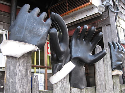 handsker, hænder, sort, træ - materiale, ingen mennesker, metal, tæt på, dag, indendørs, teknologi, arkitektur, bygget struktur, fokus på forgrunden, husholdningsudstyr, stilleben, forbindelse, gammel, hængende, natur, beholder, grænse, sølvfarvet, 2K, CC0, offentligt domæne, royaltyfrie