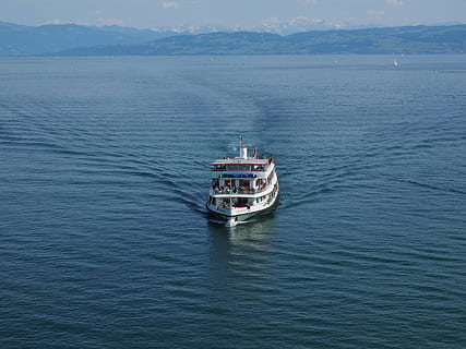 ferri, vaixell, llac de constància, arrencada, creuar, aigua, vaixell nàutic, mar, manera de transport, transport, bellesa a la natura, davant del mar, vela, escenics - natura, viatjar, naturalesa, dia, artesania, cap gent, creuer, embarcacions de passatgers, escena no urbana, a l'aire lliure, 4K, CC0, domini públic, lliure de regalies