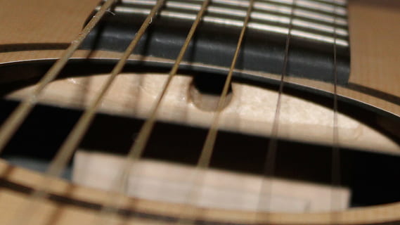 gitar, musik, halaman, alat musik, peralatan musik, instrumen dawai, budaya seni dan hiburan, alat musik string, tali, merapatkan, musik klasik, tidak ada orang, fokus selektif, dalam ruangan, tembakan studio, objek tunggal, bahan kayu, tampilan sudut tinggi, close-up yang ekstrim, kinerja, kreativitas, gaya klasik, instrumen keyboard, kunci piano, 1080P, CC0, domain publik, bebas royalti