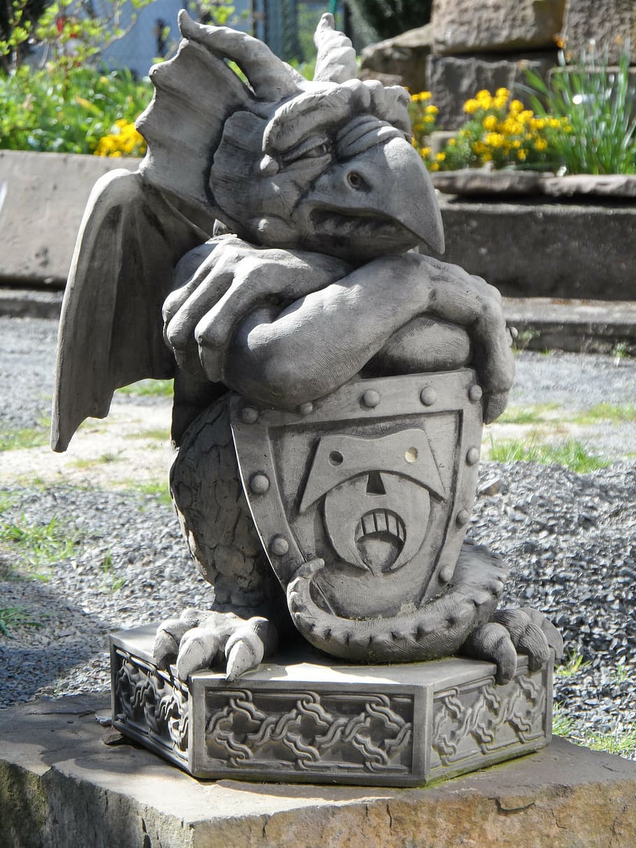 escultura, gnome, gàrgola, pedra, horticultura, fora de l'art, obra d'art, plàstic, assignatura, objecte d’art, paisatge, alegre, casual, fantasia, figura de fantasia, talla de roca, contes de fades, sàlvia, llegenda, urpa, libertino, banyes, stand, posició a la gatzoneta, agafar-se, escut, factura, ala, volar, sospitosament, gelós, parpellejar, confiat, kobold, griffin, sobirà, estàtua, art i artesania, representació, representació humana, creativitat, artesania, semblança masculina, talla - producte artesanal, arquitectura, dia, cap gent, sòlid, material de pedra, primer pla, estructura construïda, parc, naturalesa, a l'aire lliure, 4K
