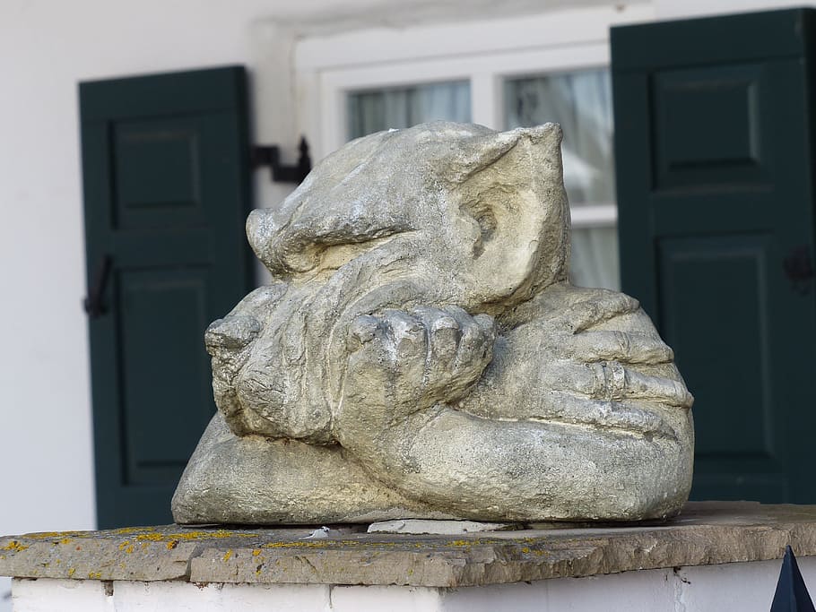 statua in cemento grigio, statua, statua del giardino, lupo, cane, truce, scontroso, annoiato, figura di pietra, pietra, aspettare, in agguato, sgradito, tempra, scultura, arte e artigianato, rappresentazione, creatività, architettura, mestiere, nessuno, rappresentazione umana, struttura costruita, giorno, esterno dell'edificio, concentrarsi sulle conoscenze acquisite, costruzione, il passato, storia, avvicinamento, somiglianza maschile, all'aperto, angelo, 4K
