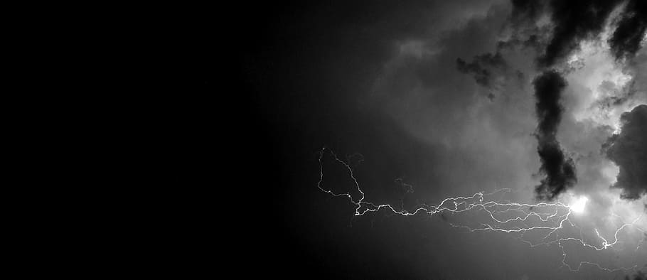 vaga de trons, nit, llamps, negre, blanc, per la nit, núvols, a la tarda, brillant, foto de nit, llums, tempesta, fosc, fons, núvol - cel, poder a la natura, cel, poder, senyal d'advertència, còpia espai, bellesa a la natura, cap gent, naturalesa, humit, comunicació, electricitat, signe, vista d’angle baix, a l'aire lliure, pluja, clima extrem, meteorologia, llum, ominós, 4K