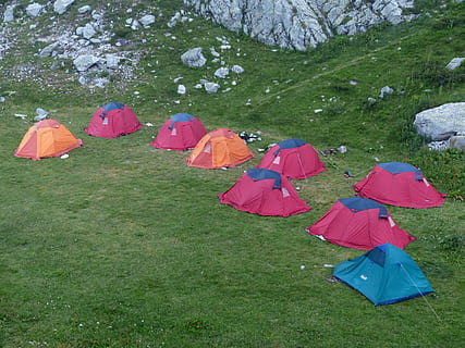 Kuppelzelte in verschiedenen Farben, Grün, Rasenplatz, Lager, Wohnmobil, Campingplatz, bunt, Camping, Zelt, Campingurlaub, Zeltferien, Urlaub, Ferien, draussen, Natur, Gras, Pflanze, Tag, Regenschirm, Land, mehrfarbig, High Angle View, Schönheit in der Natur, Feld, Schutz, grüne Farbe, draußen, keine Leute, Baum, Umgebung, einfach, 4K, CC0, gemeinfrei, lizenzfrei