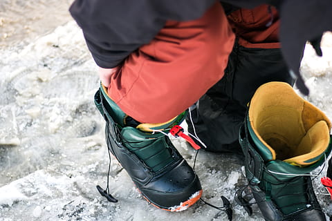 persona, vistiendo, negro, botas, par, botas de nieve, de encaje negro, ata para arriba, engranaje, bota, nieve, invierno, al aire libre, hombres, gente, temperatura fría, zapato, deporte, naturaleza, hielo, aventuras, sombrero, una persona, día, gente real, la seguridad, proteccion, centrarse en primer plano, ropa, actividad de ocio, estilos de vida, en pie, seguridad, uniforme, ropa de abrigo, 4K, CC0, dominio público, libre de derechos