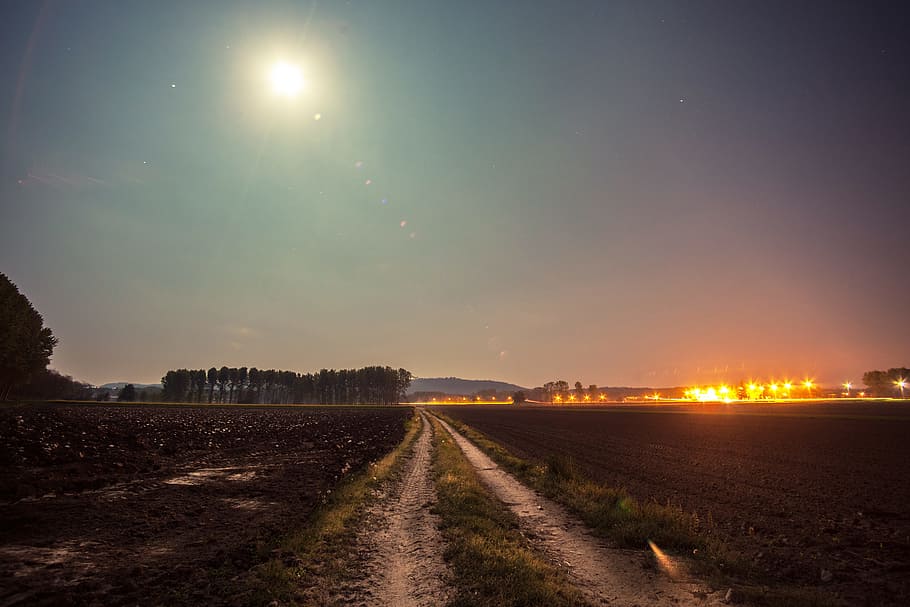 campo, verde, grama, período noturno, cinzento, solo, caminho, foto, luar, noite, lua cheia, rural, ao ar livre, cena rural, céu, Dom, por do sol, agricultura, panorama, natureza, meio Ambiente, estrada, scenics - natureza, terra, ninguém, direção, o caminho a seguir, tranquilidade, nuvem - céu, estrada de terra, Perspectiva Diminutiva, beleza na natureza, reflexo de lente, 5K