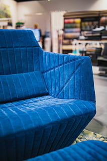 canapé bleu doux, doux, bleu, canapé, lit, confortable, à l'intérieur, meubles, personne, chaise, siège, moderne, chambre domestique, industrie, fermer, équipement de fabrication, se concentrer sur le premier plan, dans une rangée, mise au point sélective, arrangement, vide, empiler, absence, grand groupe d'objets, table, journée, affaires, livre, 4K
