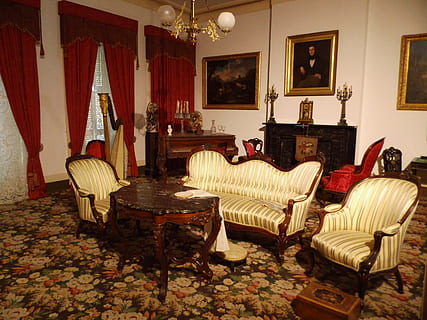 museu, històric, antiguitat, interior, història, vell, tradicional, historisch, wohnzimmer, 1850, mobles, a l'interior, seient, cadira, equips d’il·luminació, absència, taula, sofà, cap gent, habitació domèstica, llum elèctrica, interior de casa, marc, sala d'estar, catifa, riquesa, arquitectura, mirall, cortina, luxe, taula de cafè, 4K, CC0, domini públic, lliure de regalies