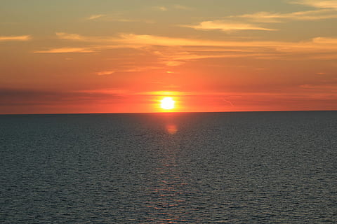 krydstogtskib, ocean, sjovt, solnedgang, krydstogt, skib, rejse, hav, ferie, vand, båd, himmel, liner, passager, turisme, nautiske, luksus, sommer, blå, sejlads, tropisk, cruising, skyer, krydstogt ferie, slap af, skønhed i naturen, scenics - natur, horisont, horisont over vand, ro, rolig scene, havnefronten, idyllisk, sky - himmel, orange farve, natur, ingen mennesker, ikke-urbane scene, sol, marinemaleri, udendørs, 5K, CC0, offentligt domæne, royaltyfrie
