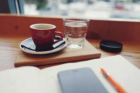 Glas, Wasser, Kaffeetasse, Wasserglas, Essen / Trinken, Kaffee, Getränke, Kaffee trinken, Tasse, Tabelle, Geschäft, Schreibtisch, Technologie, Cafe, Büro, Computer, drinnen, Getränk, Essen und Trinken, Teller, Erfrischung, Trinkglas, Becher, Holz - Material, Untertasse, keine Leute, Stillleben, Geschirr, Haushaltsausstattung, Lebensmittel, Fokus auf den Vordergrund, Tablett, 4K, CC0, gemeinfrei, lizenzfrei