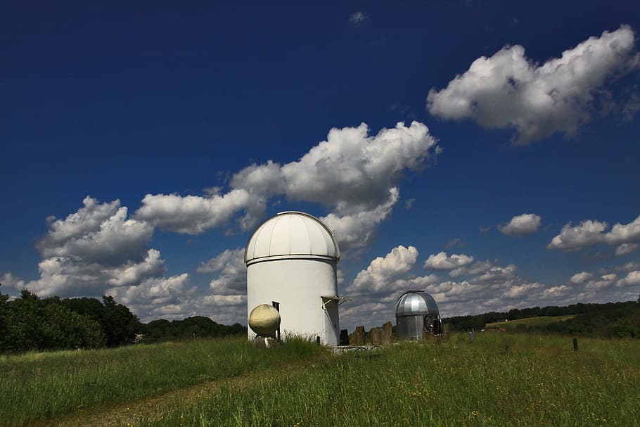 observatori astronòmic, cel, humor, paisatge, naturalesa, núvol - cel, indústria, planta, medi ambient, fàbrica, herba, generació de combustible i energia, agricultura, exterior de l'edifici, dipòsit d'emmagatzematge, combustibles fòssils, arquitectura, cap gent, qüestions ambientals, dia, ciència, a l'aire lliure, sitja, Pol · lució, Torre de refrigeració, planta química, 4K